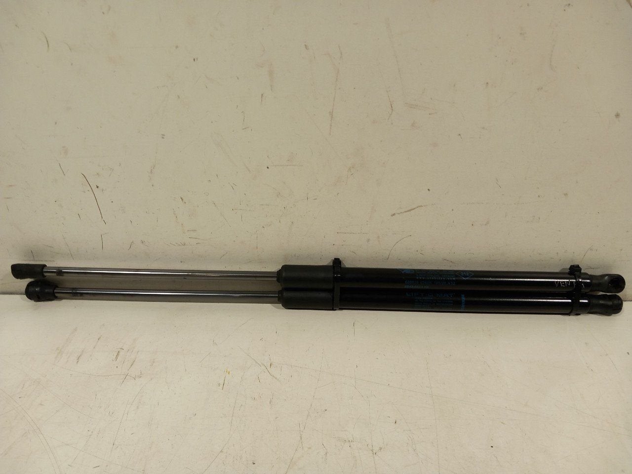 Gasdrukveerset achter Renault Clio, Onderdelen@venauto.nl, Van der Ven Autorecycling B.V., Ettenseweg 76, 4706 PB Roosendaal, The Netherlands