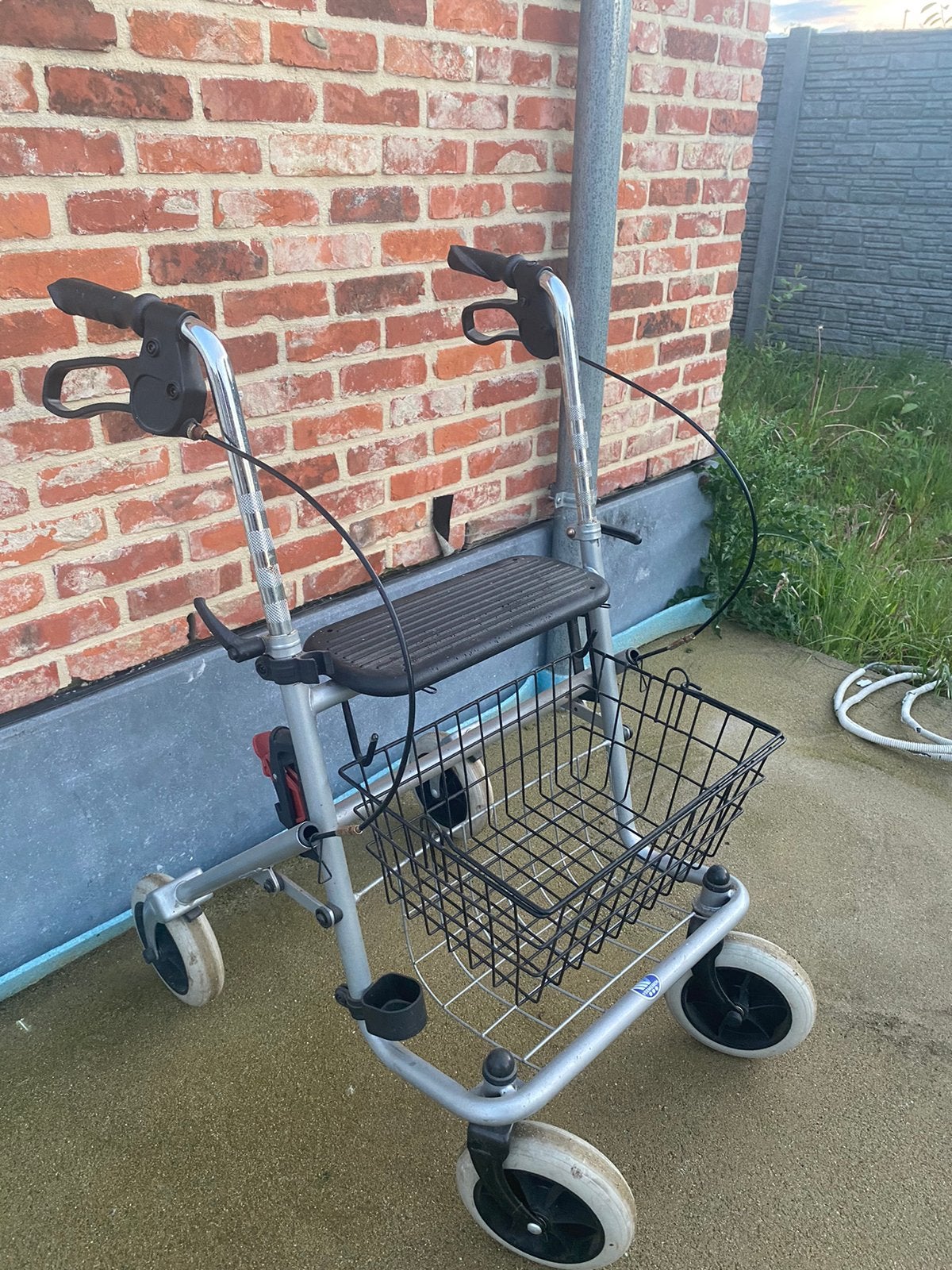 Stevige rollator met mandje en zitting, Ophalen, Zo goed als nieuw