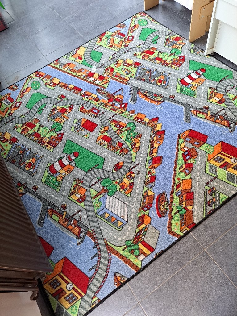Speeltapijt dorp aan de baai 2x2m, Huis en Inrichting, Stoffering | Tapijten en Vloerkleden, Ophalen, Ludiek, kleurrijk, Vierkant