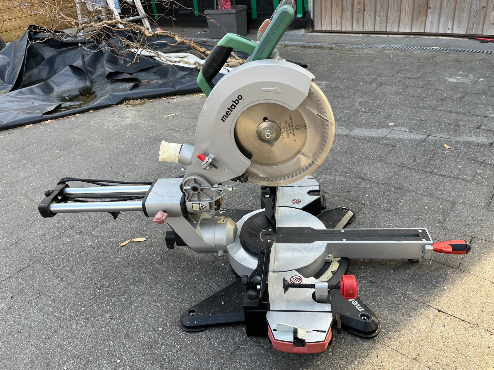 Metabo KGS 254 M afkort- en verstekzaag – 254 mm, 70 mm ou plus, Enlèvement, Utilisé, 1200 watts ou plus