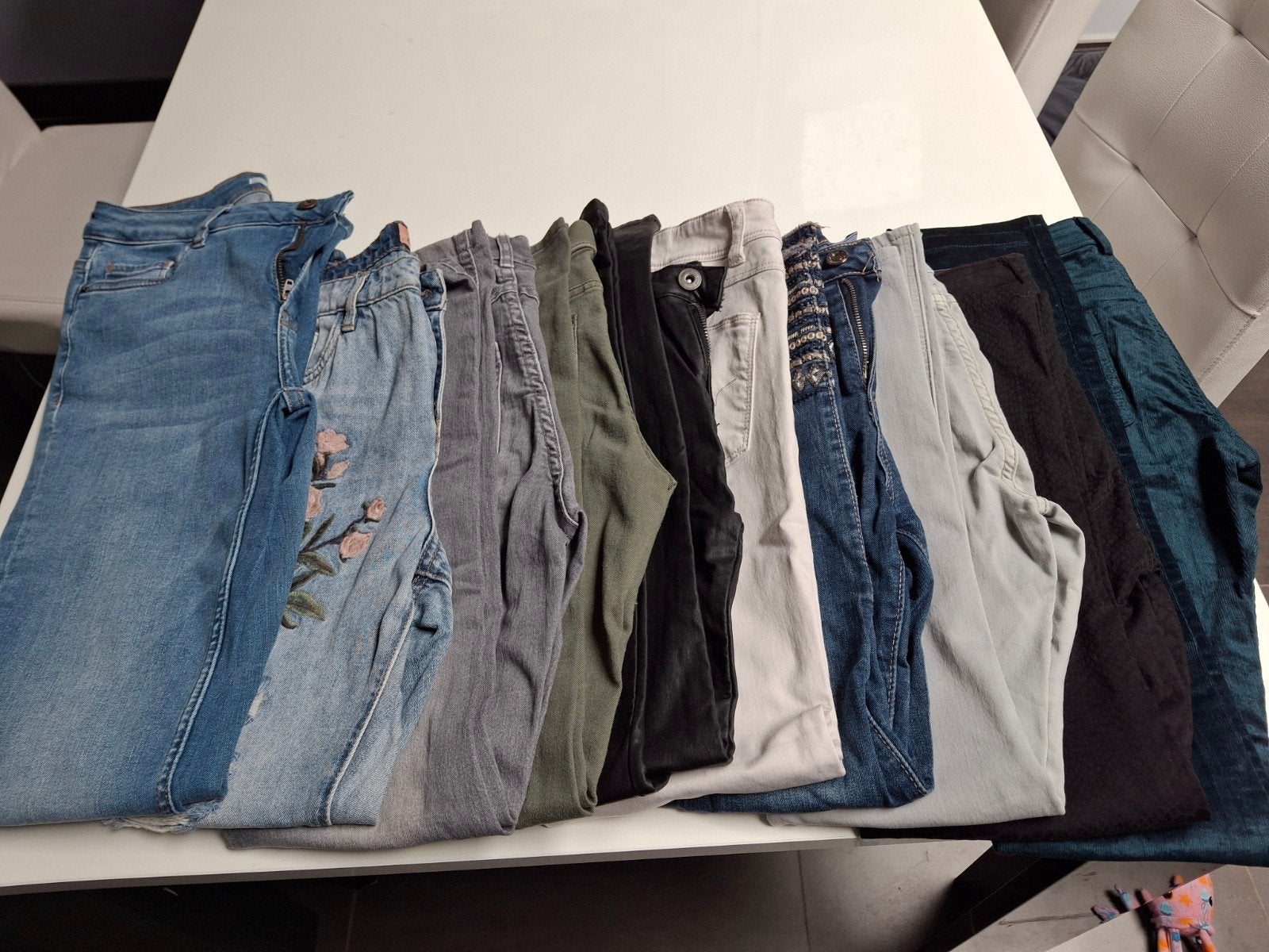 10 broeken 34/36 = 15 euro, Ophalen
