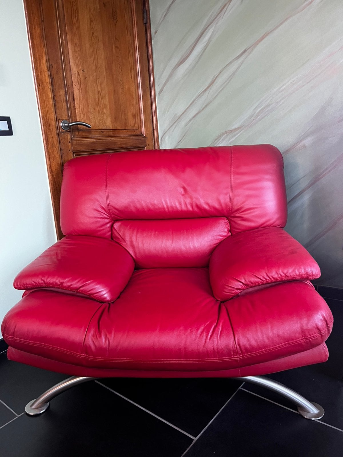 Fauteuil en cuir rouge avec pieds chromés, Maison & Meubles, Enlèvement, Utilisé, Cuir