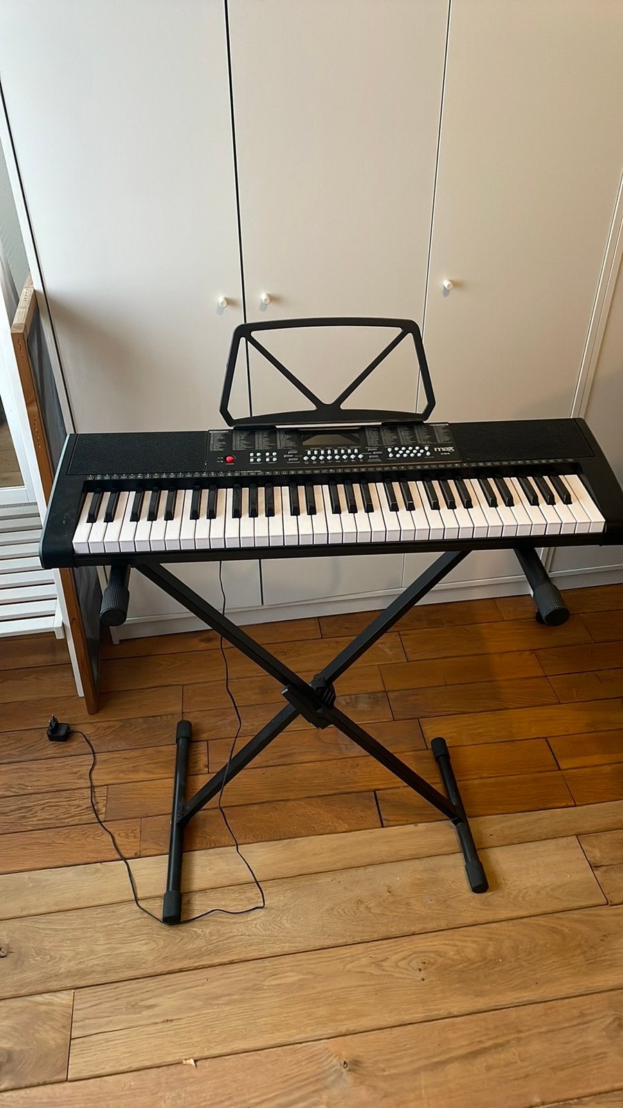 Elektronisch keyboard met standaard en lessenaar, Muziek en Instrumenten, Keyboards, Ophalen, Zo goed als nieuw, 61 toetsen, Met standaard