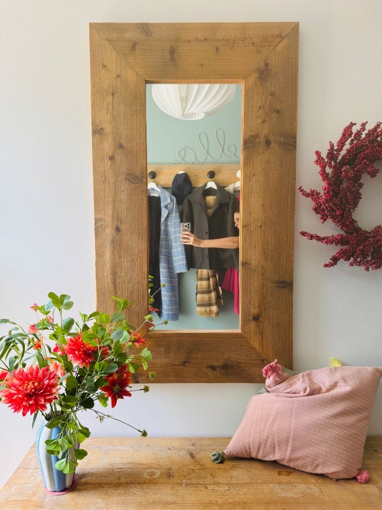 Grote, houten spiegel, Huis en Inrichting, Woonaccessoires | Spiegels, Ophalen, Zo goed als nieuw