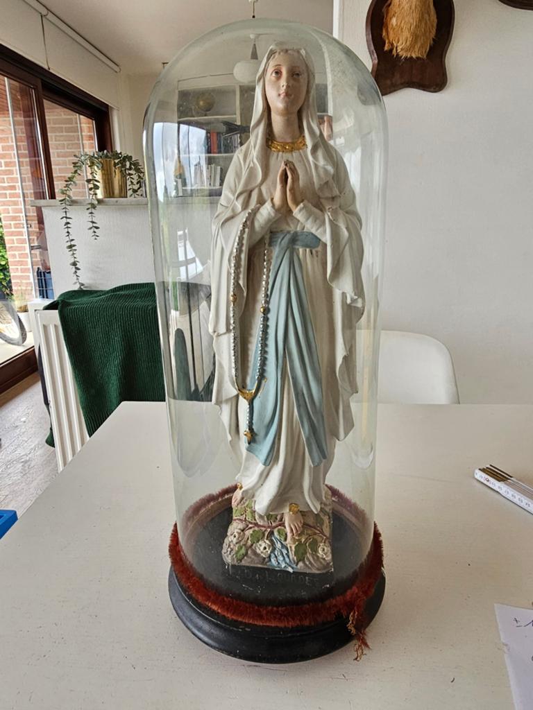 gipsen beeld van de Heilige Maagd Maria met de inscriptie ND, Ophalen