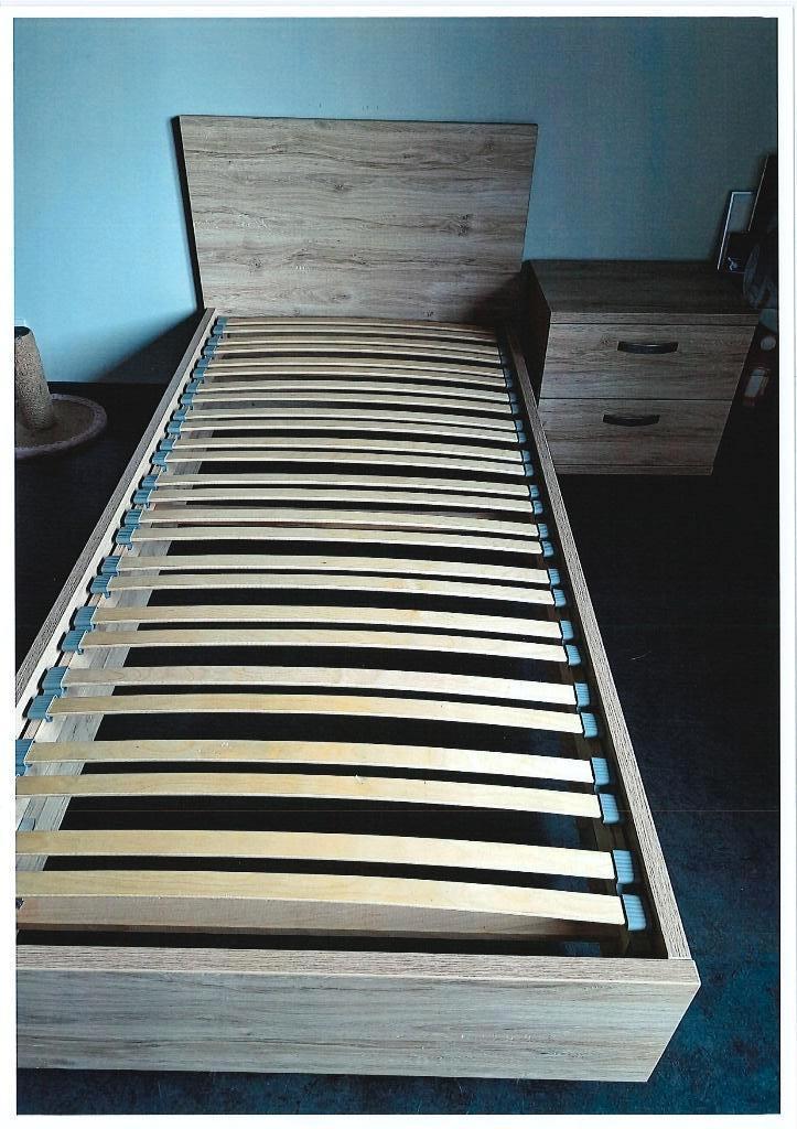 Lit (avec sommier à latte) d'une personne avec table de nuit, Sommier à lattes, Enlèvement, 180 cm ou plus, 85 à 100 cm