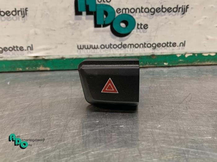 Commutateur éclairage d'urgence d'un Peugeot 208 (208 12-), -, 3 mois de garantie, Utilisé, -