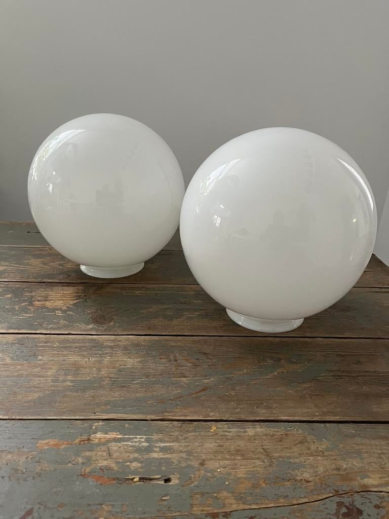 VINTAGE RETRO BOL 2 STUKS MELKGLAS LAMP PLAFONDLAMP, Huis en Inrichting, Ophalen of Verzenden, Zo goed als nieuw, Glas
