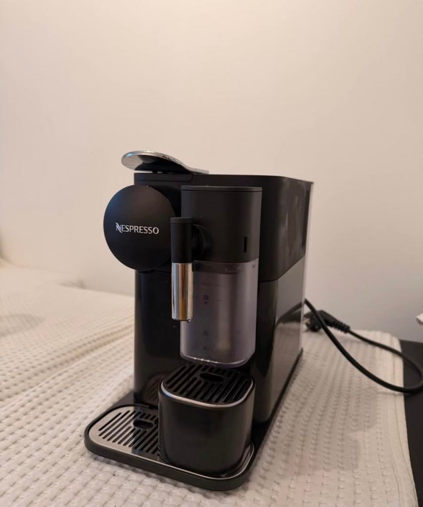 Nespresso koffiemachine met melkopschuimer, Elektronische apparatuur, Koffiezetapparaten, Ophalen, Zo goed als nieuw, Koffiemachine