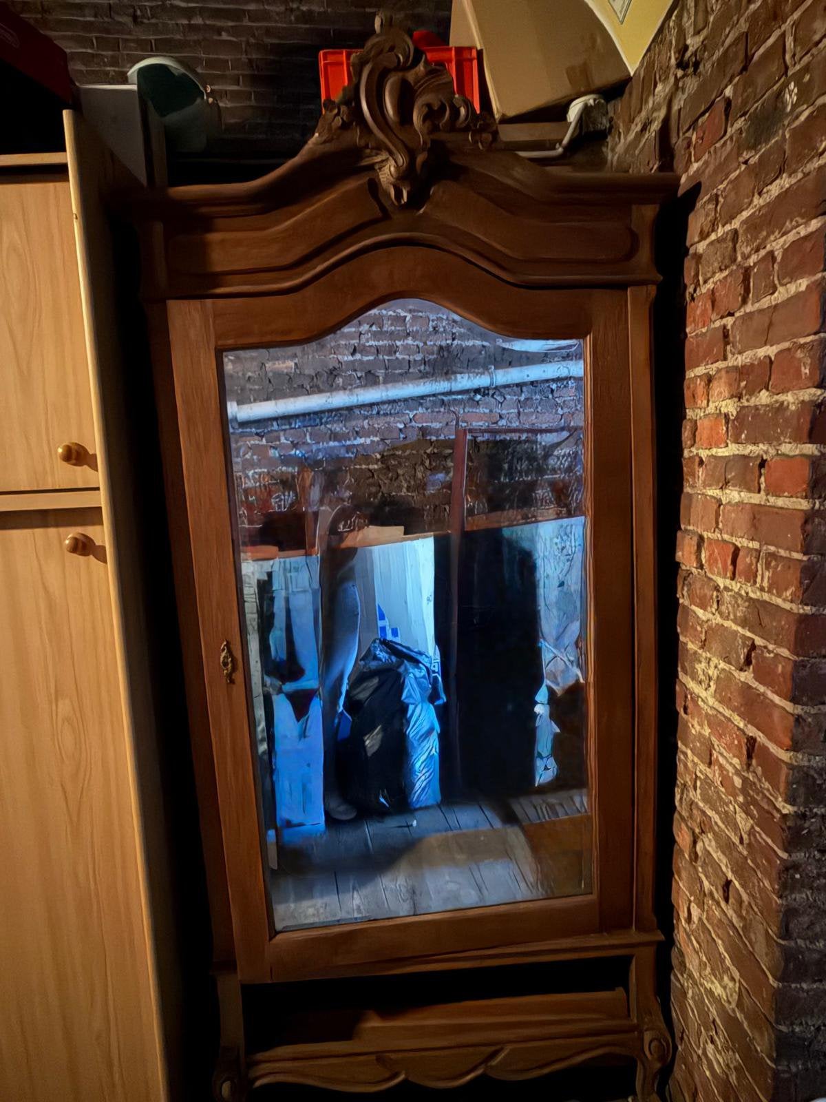 Oude houten kledingkast, Ophalen