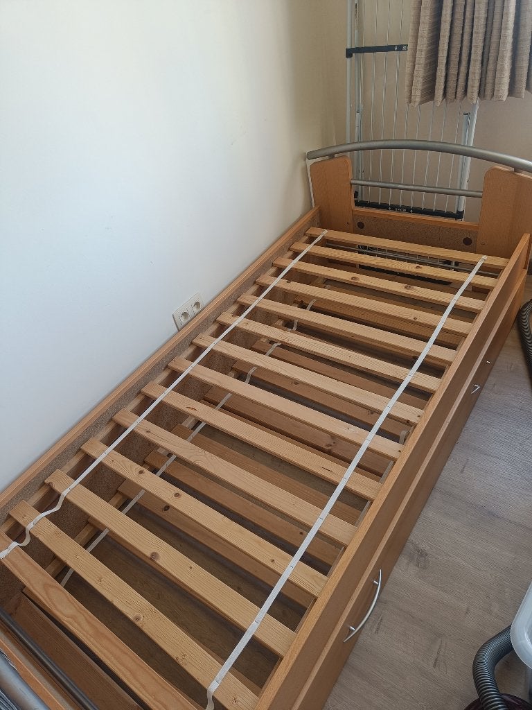 Gratis bed, Ophalen, Gebruikt, Eenpersoons, Bruin