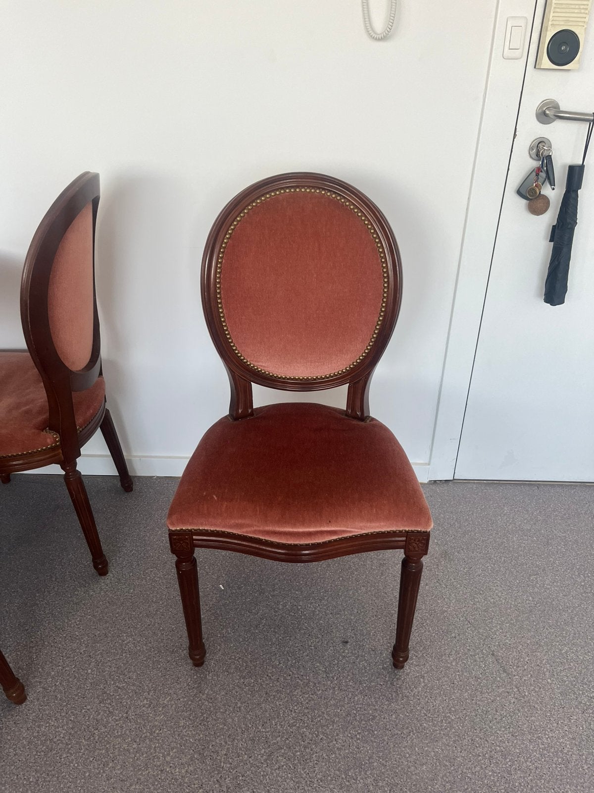 Antieke stoelen oud roos, Ophalen
