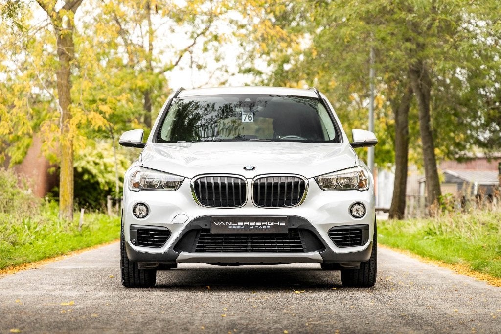 BMW X1 sDrive18iA * Trekhaak * Leder * Navi * PDC *, Auto's, Dealer onderhouden, Lichtsensor, Leder, Bedrijf