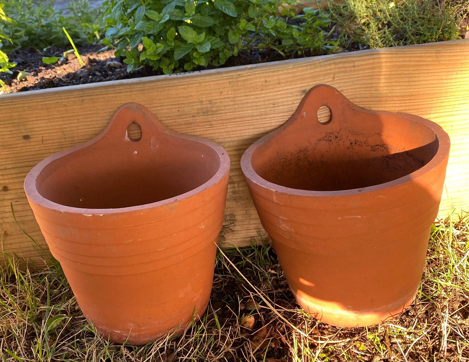 Set van 2 terracotta hangbloempotten, Balcon, Rond, Comme neuf, Enlèvement