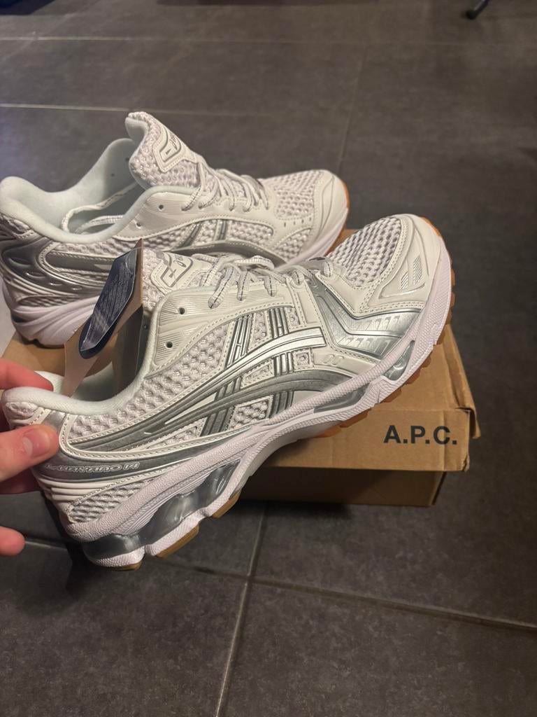 Paire d asics, Enlèvement ou Envoi, Comme neuf