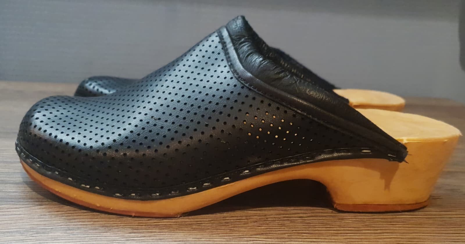 Zwarte houten Zweedse muilen / clogs leder maat 40, Ophalen of Verzenden, Geen merk, Gedragen, Instappers