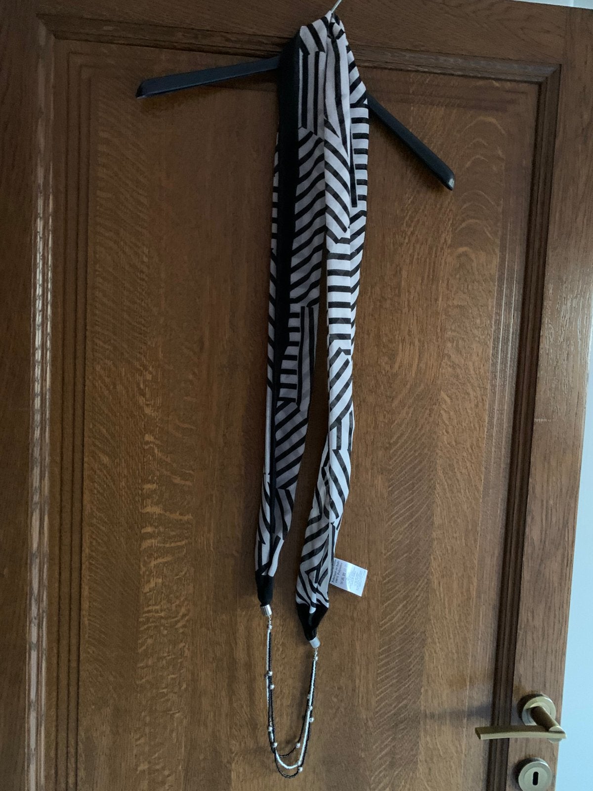 Sjaal met ketting - Nieuw, Kleding | Dames, Ophalen of Verzenden, Nieuw, Sjaal
