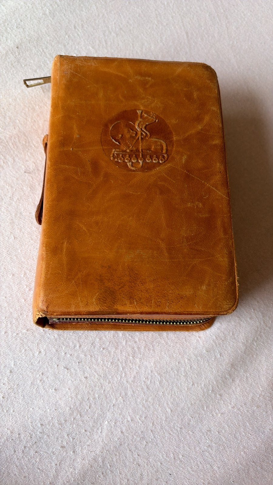 VINTAGE Dagmissaal Jaren '60 in lederen etui MET GOUDEN SNED, Antiek en Kunst, Ophalen