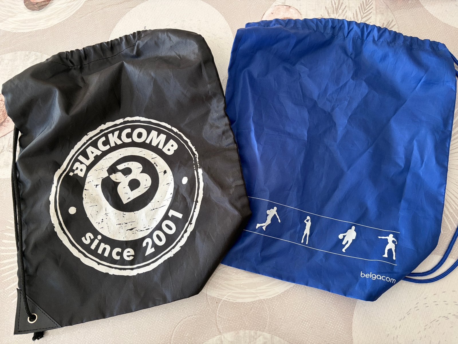 Set van 2 tassen met trekkoord — Blackcomb & Belgacom —, Ophalen of Verzenden, Zo goed als nieuw