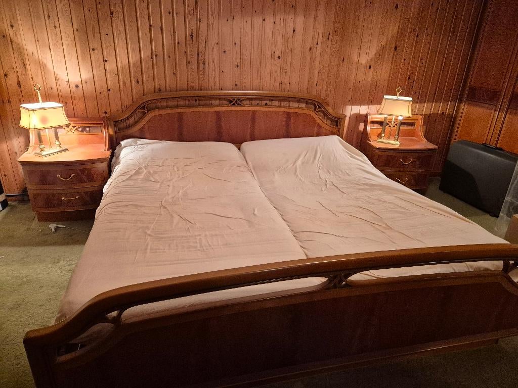 lit double avec tables de chevet, Maison & Meubles, Chambre à coucher | Lits, Eenvoudige versiering, in de stijl van art nouveau