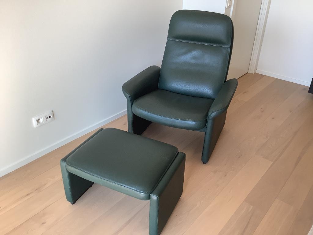 Relax fauteuil + voetenbank De Sede (leder), Ophalen, Tijdloze design, Zo goed als nieuw, 75 tot 100 cm