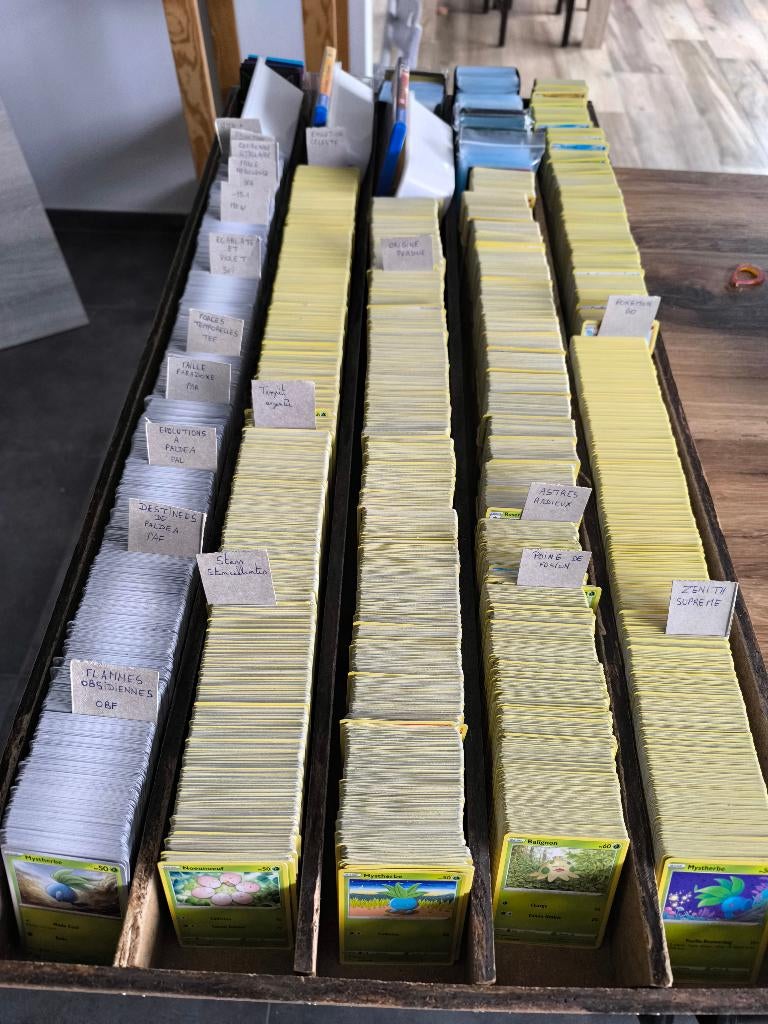 Pokémon-kaartenserie: zwaardschild en paarse scharlakenrode, Hobby en Vrije tijd, Verzamelkaartspellen | Pokémon, Zo goed als nieuw