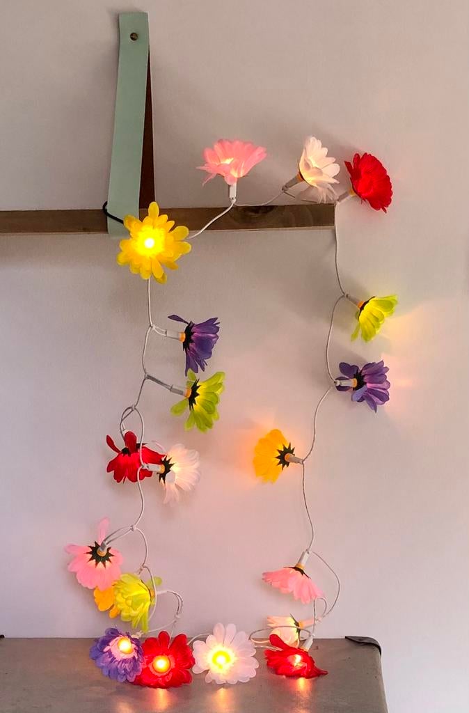 Lichtsnoer van bloemen, Ophalen