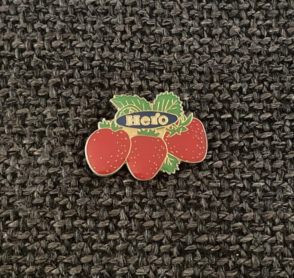 PIN - HERO - AARDBEI - FRAISE, Verzenden, Gebruikt, Merk, Speldje of Pin