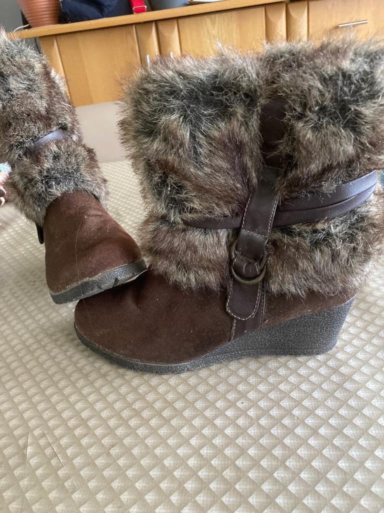 Mooie winterse dames bottines met sleehak mt37in nieuwstaat, Kleding | Dames, Schoenen, Ophalen, Bruin, Overige typen, Zo goed als nieuw