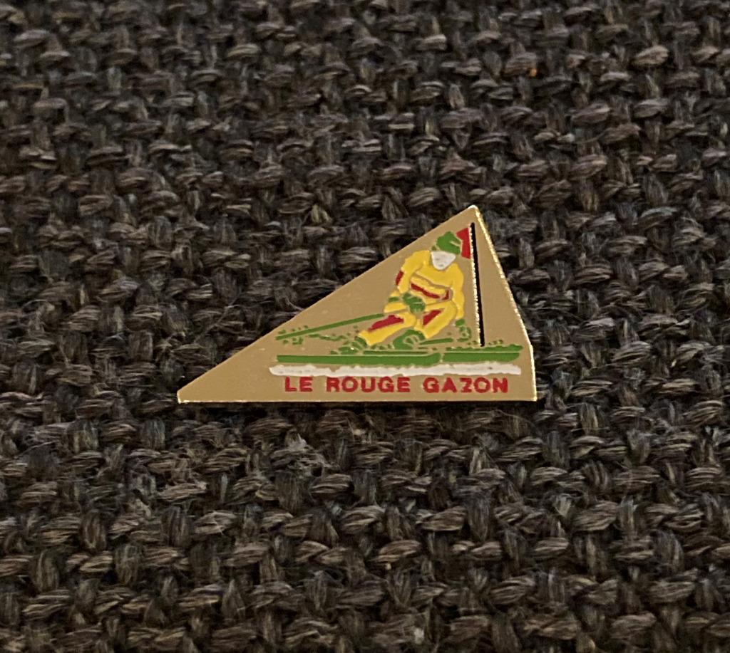PIN - LE ROUGE GAZON - SKI - FRANCE - FRANKRIJK, Envoi, Utilisé, Sport, Insigne ou Pin's