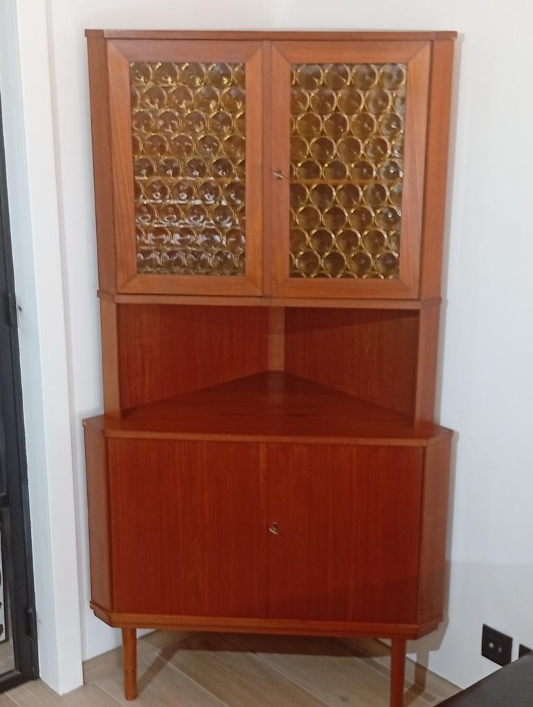 Mooie Vintage '60 Deense hoekkast- teakfineer met geel glas, Glas, 150 tot 200 cm, Gebruikt, Met deur(en)