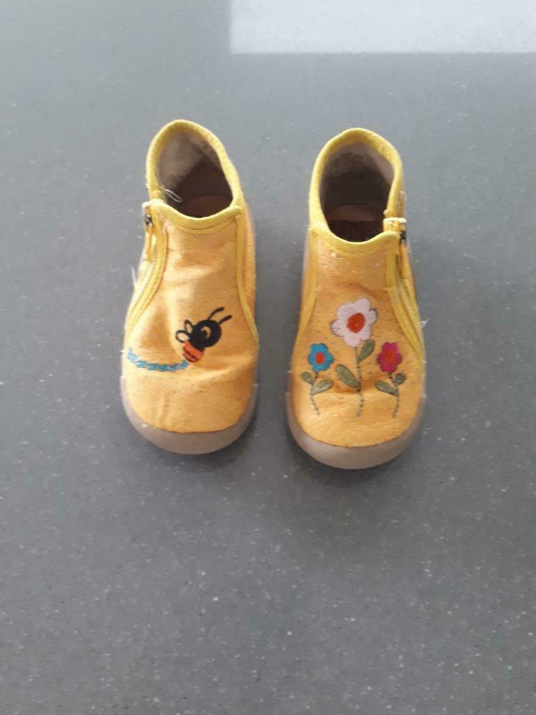Pantoffels - Stones and bones bijtje en bloemetjes - maat 21, Gebruikt, Jongen of Meisje, Overige typen, Ophalen of Verzenden