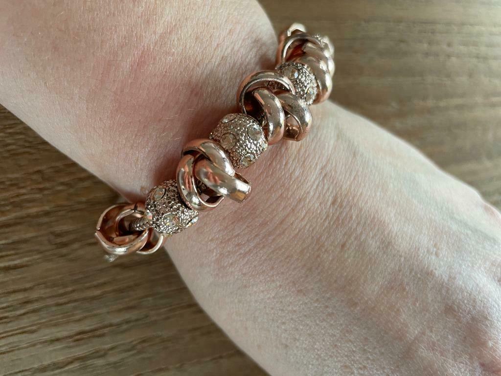 Bracelet Fiell rose, Bijoux, Sacs & Beauté, Enlèvement ou Envoi, Rose, Avec bracelets à breloques ou perles, Comme neuf