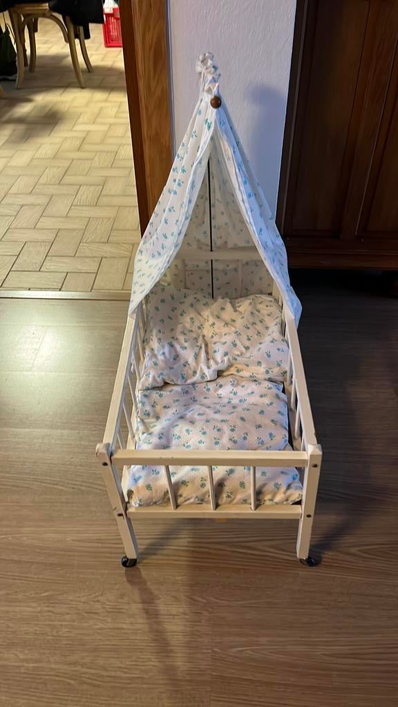 houten poppenbedje romantisch met dekentje, Ophalen, Zo goed als nieuw