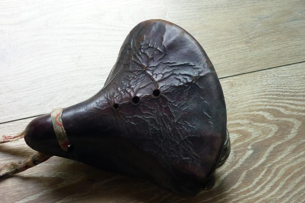 Oud fietszadel in leder, Ophalen of Verzenden, Gebruikt