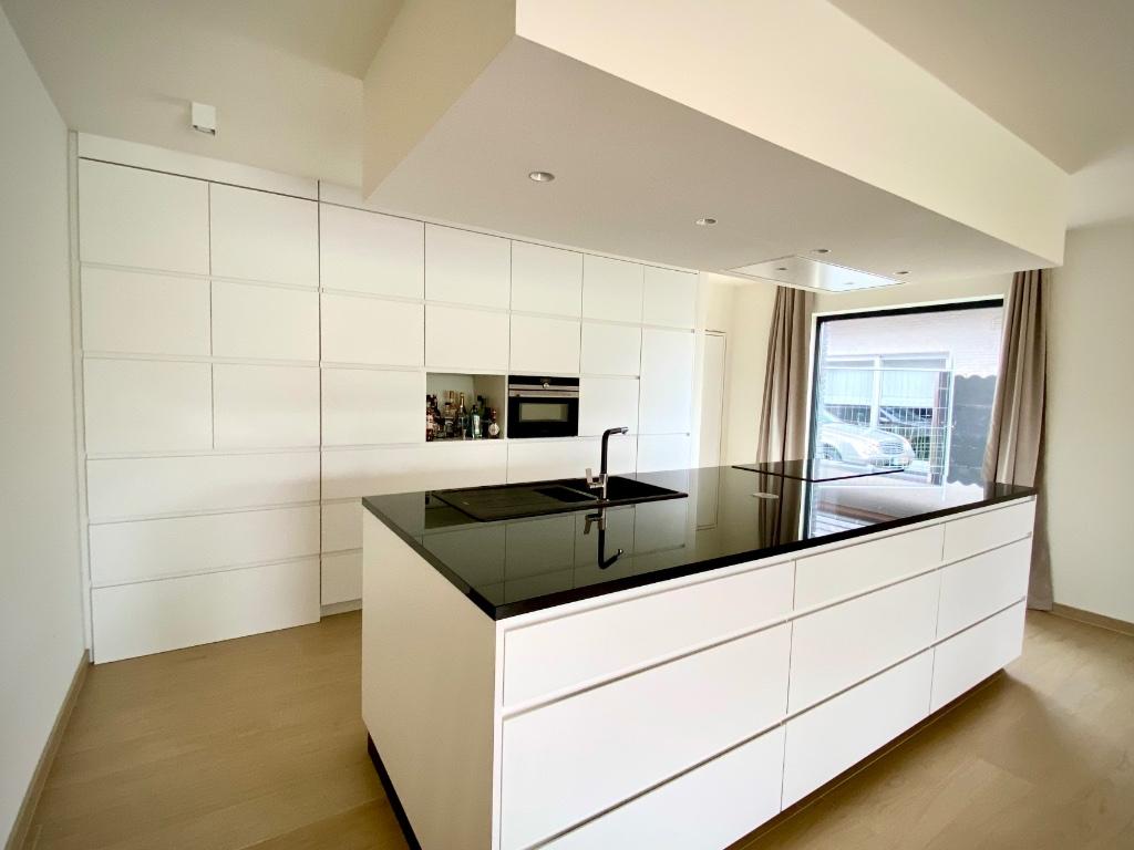 Moderne maatkeuken met groot kookeiland en toestellen, Huis en Inrichting, Ophalen, Wit, Overige typen, Graniet of Steen