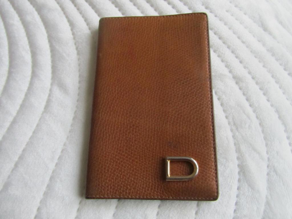 DELVAUX Nieuw fawn-adresboek met logo, Verzenden
