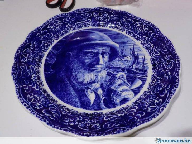 Assiette de décoration Boch Frères bleue