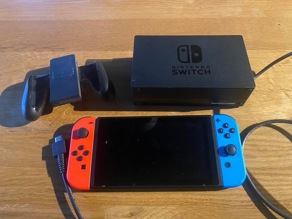 Nintendo switch + joy con houder + oplaadhouder, Enlèvement ou Envoi, Comme neuf