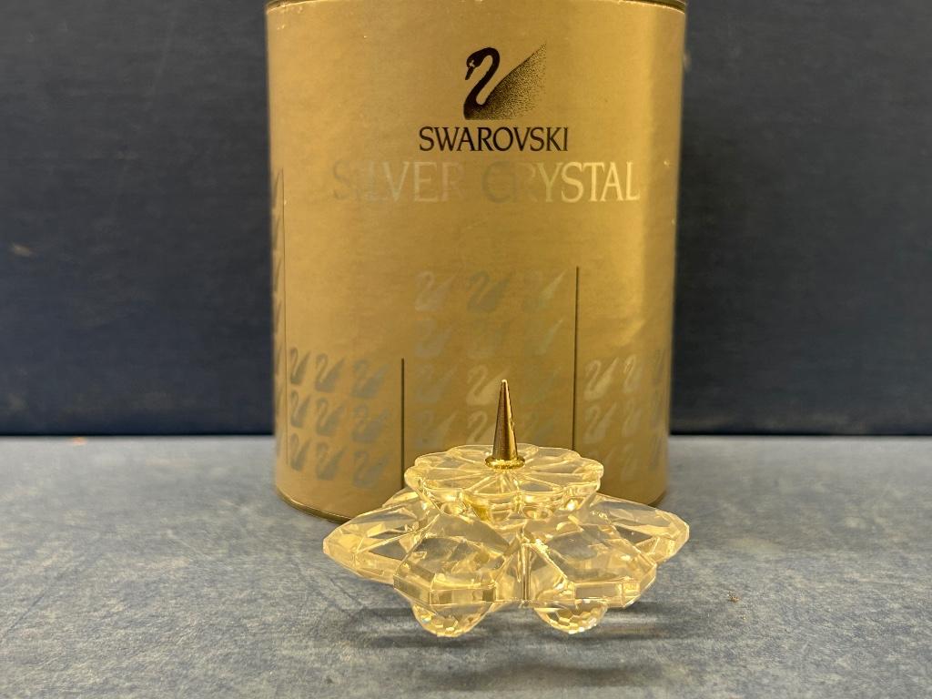 Swarovski Pin kandelaar Sneeuwvlok Nr 101, Verzamelen, Swarovski, Ophalen of Verzenden, Nieuw, Figuurtje