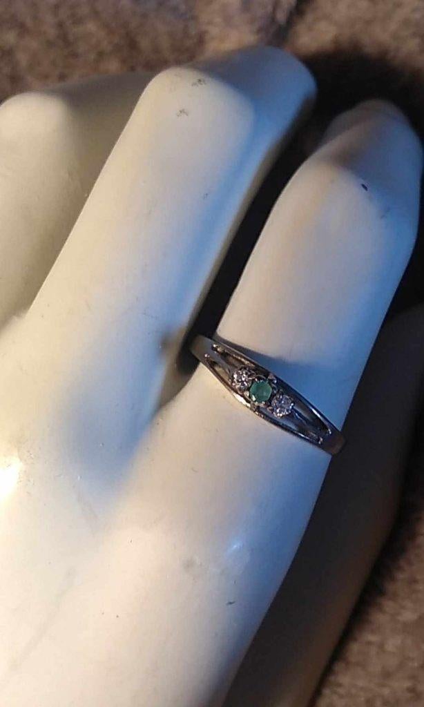 ring zilverkleurig met groen steentje en twee witte steentje, Bijoux, Sacs & Beauté, Bagues, Enlèvement ou Envoi, Vert