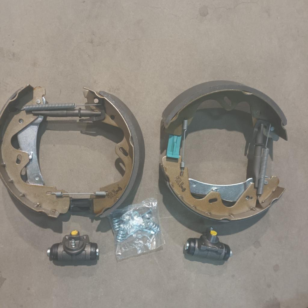 Remschoenen R1342 voor Nissan Terrano, Enlèvement ou Envoi, Neuf, Nissan