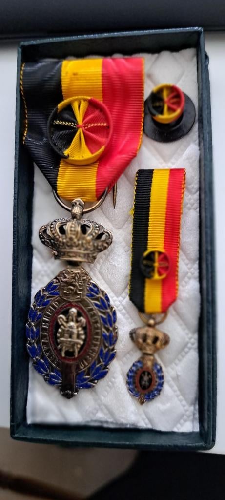Ereteken van de arbeid 1e klas goud, Ophalen of Verzenden, Overige soorten, Lintje, Medaille of Wings
