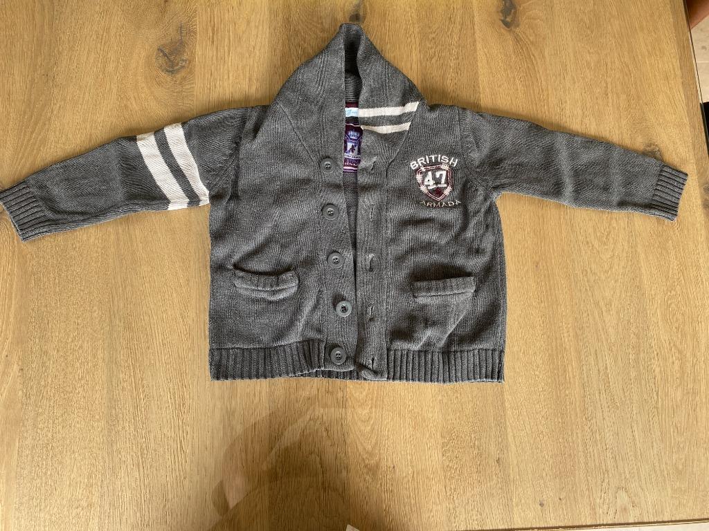gémo grijze gebreien pull met knopen maat 104 of 4 jaar, Enlèvement ou Envoi, Utilisé, Garçon, Pull ou Veste