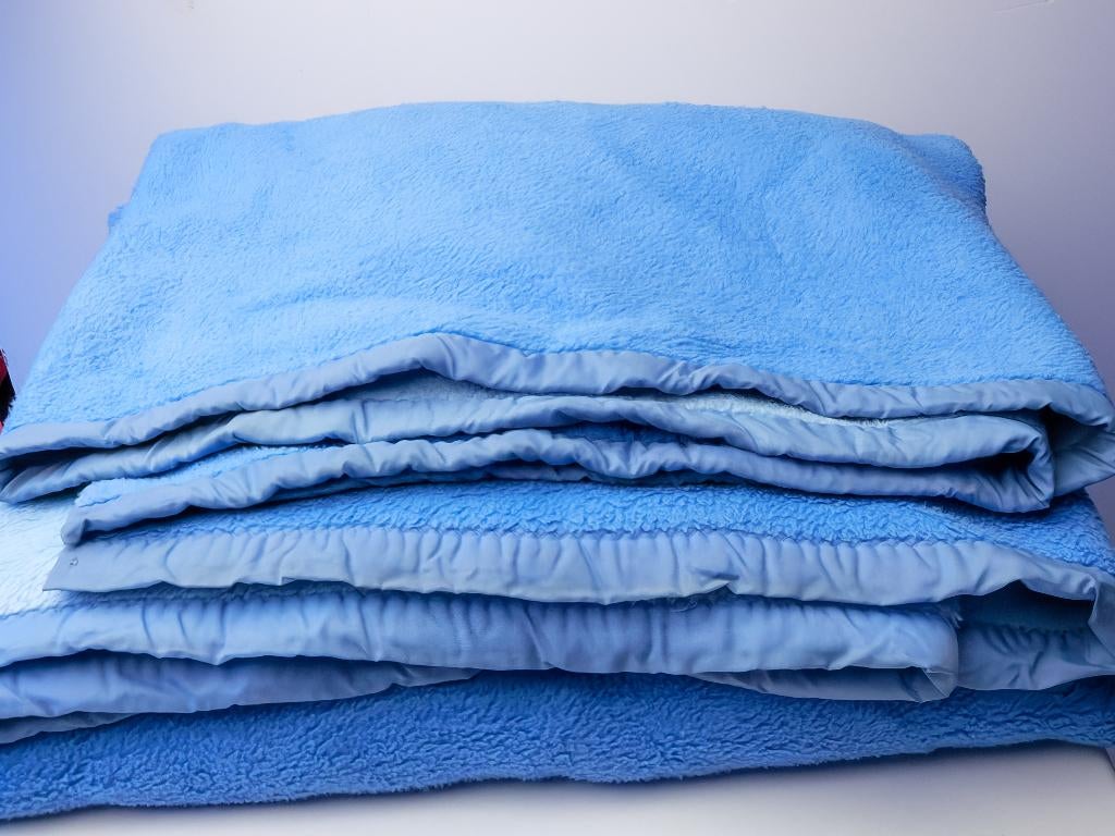 Plaid, Enlèvement ou Envoi, Comme neuf, Couverture ou Couette, Bleu