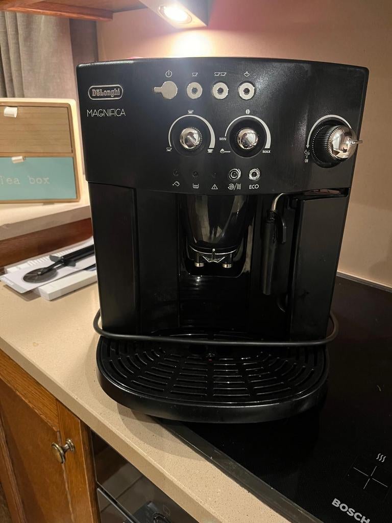Delonghi magnifica, Café moulu, 2 à 4 tasses, Comme neuf, Tuyau à Vapeur