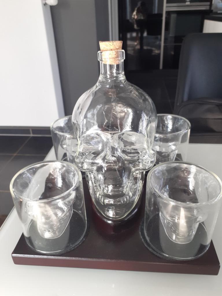 Set de verres à liqueur Skull, Enlèvement