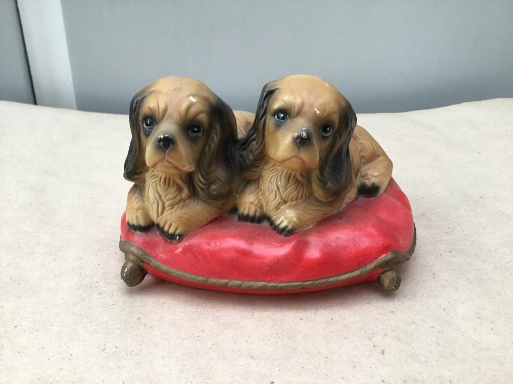 Vintage beeldje van twee hondjes op kussen, Antiek en Kunst, Ophalen of Verzenden