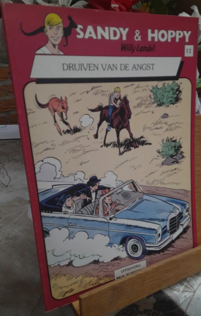 Van de tekenaar van de blauwbloezen Sandy en hoppy nr 12 , Livres, Une BD, Enlèvement ou Envoi, Comme neuf, Lambil