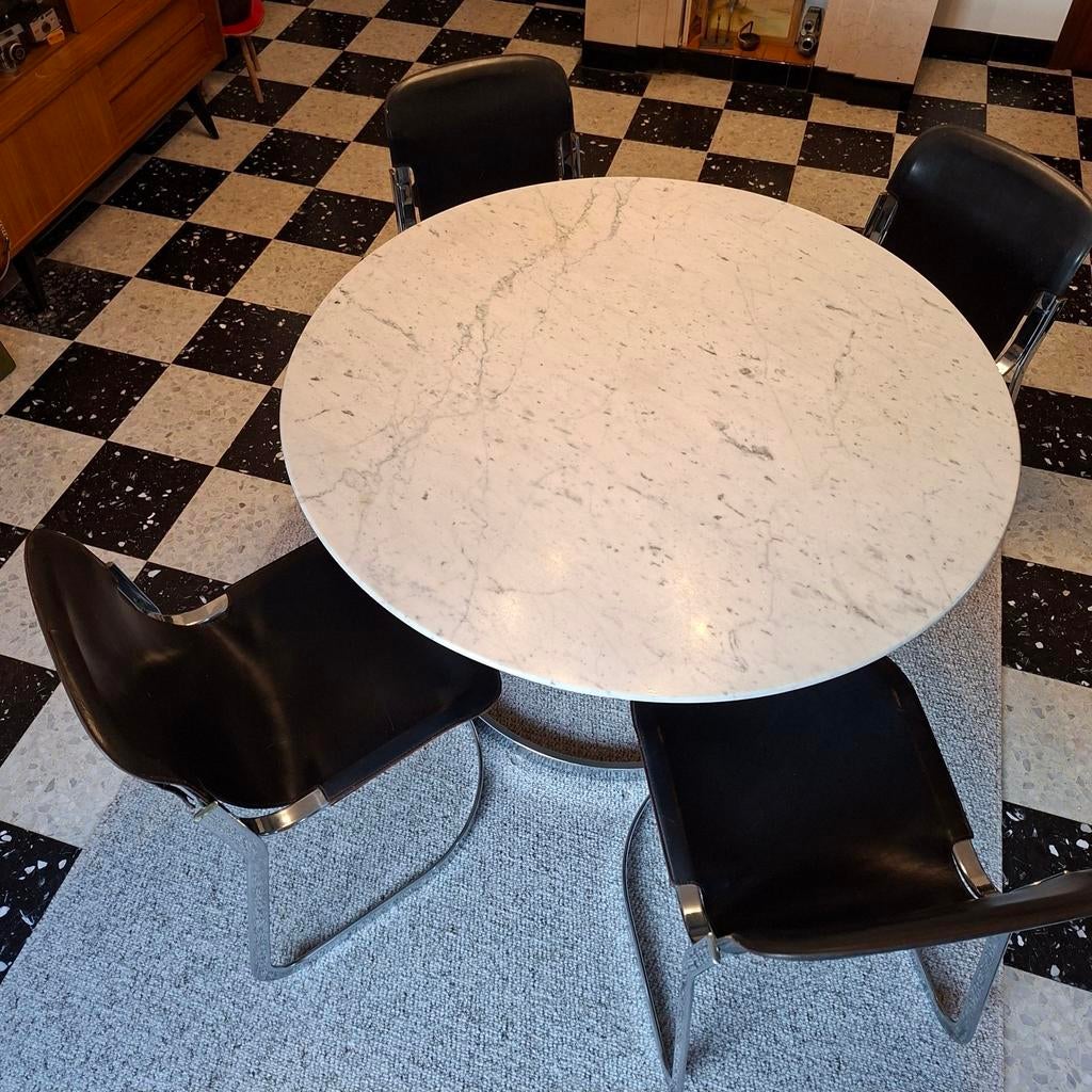 Table Vittorio Introini en marbre de Carrare avec chaises, Enlèvement